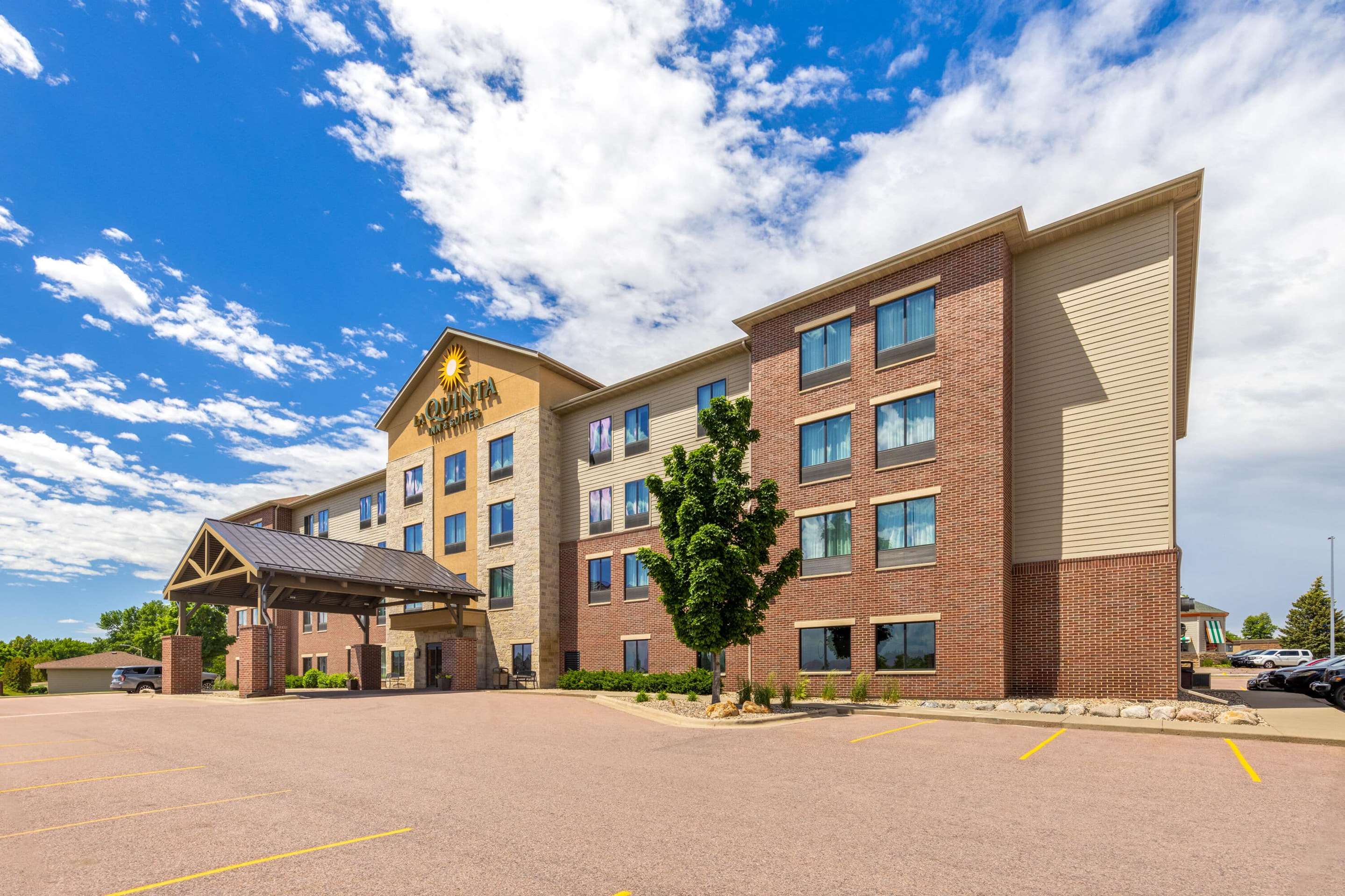 Exterior | La Quinta Inn & Suites by Wyndham Sioux Falls
