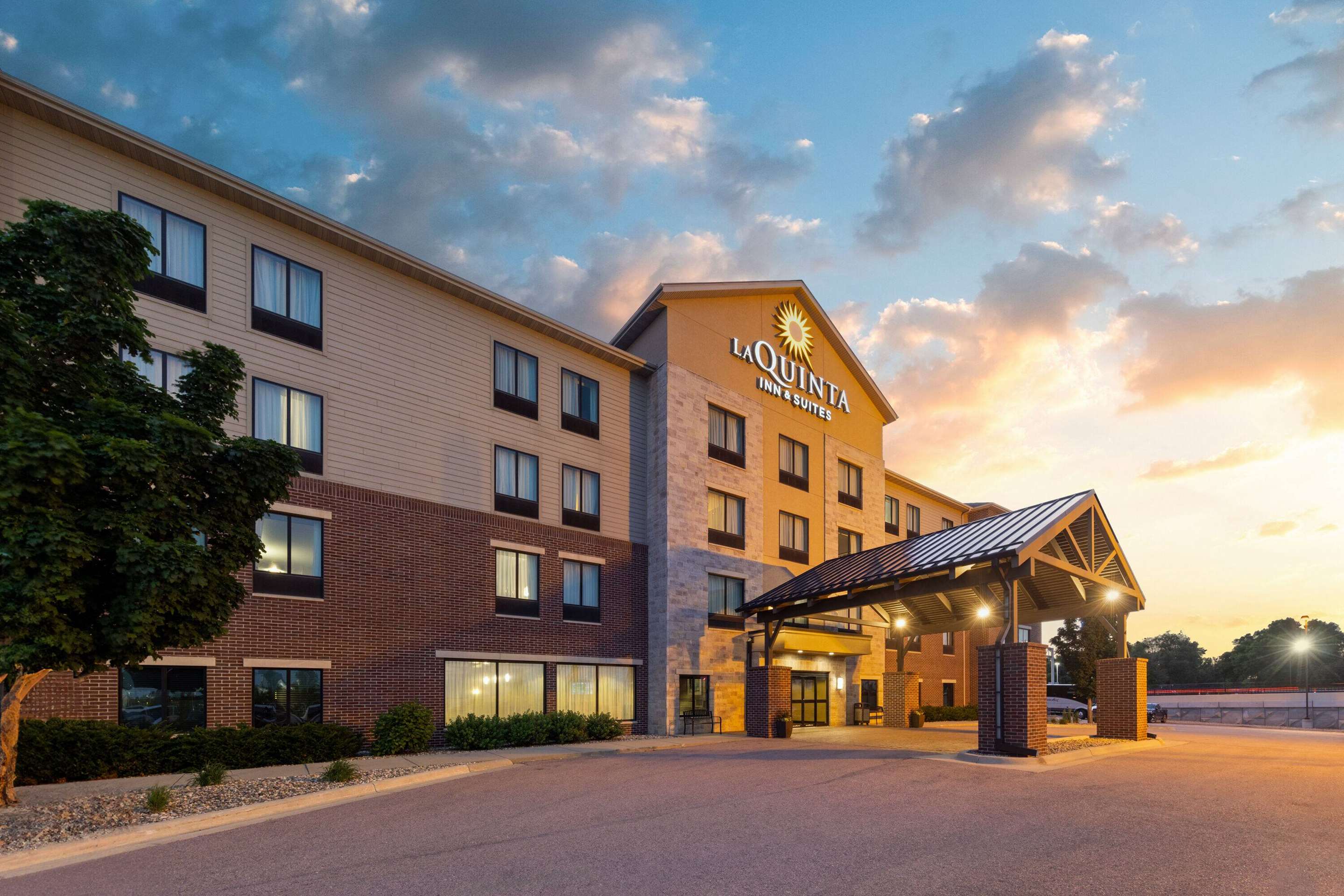 Exterior | La Quinta Inn & Suites by Wyndham Sioux Falls