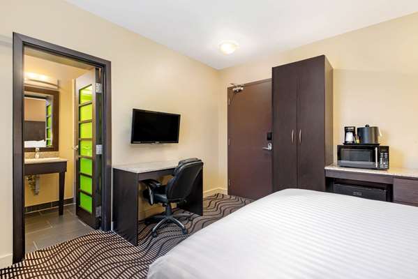  - La Quinta Inn & Suites Oshawa