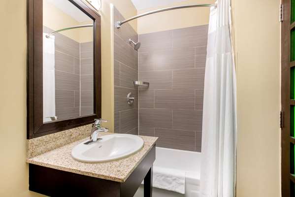  - La Quinta Inn & Suites Oshawa