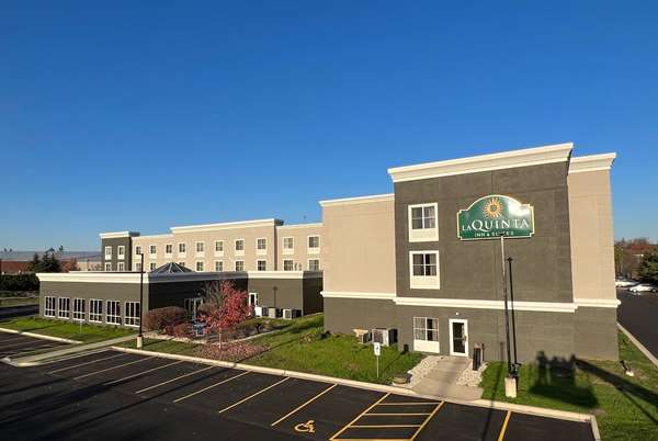 Exterior view - La Quinta Inn & Suites Oshawa