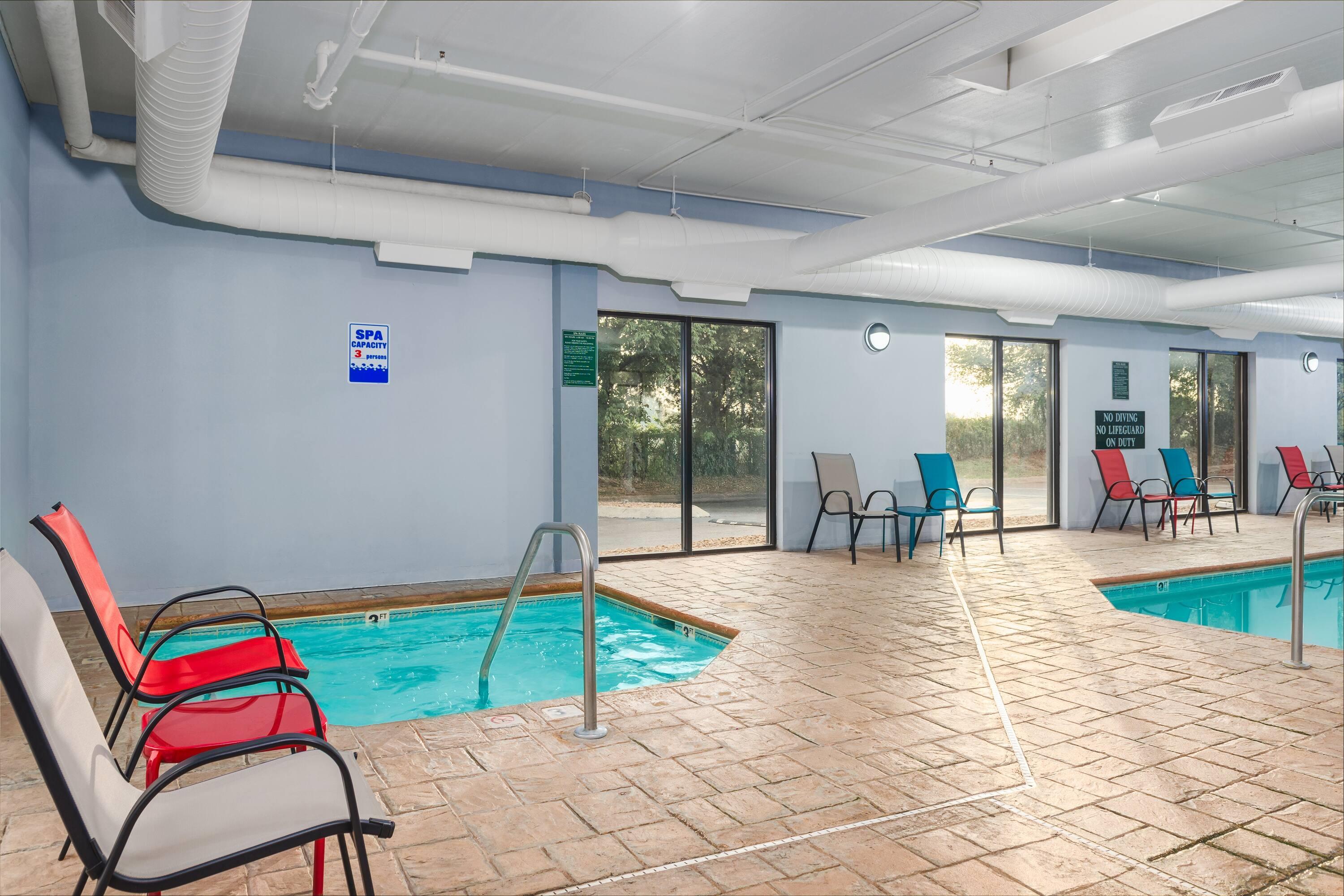 Pool | La Quinta Inn & Suites by Wyndham Clarksville