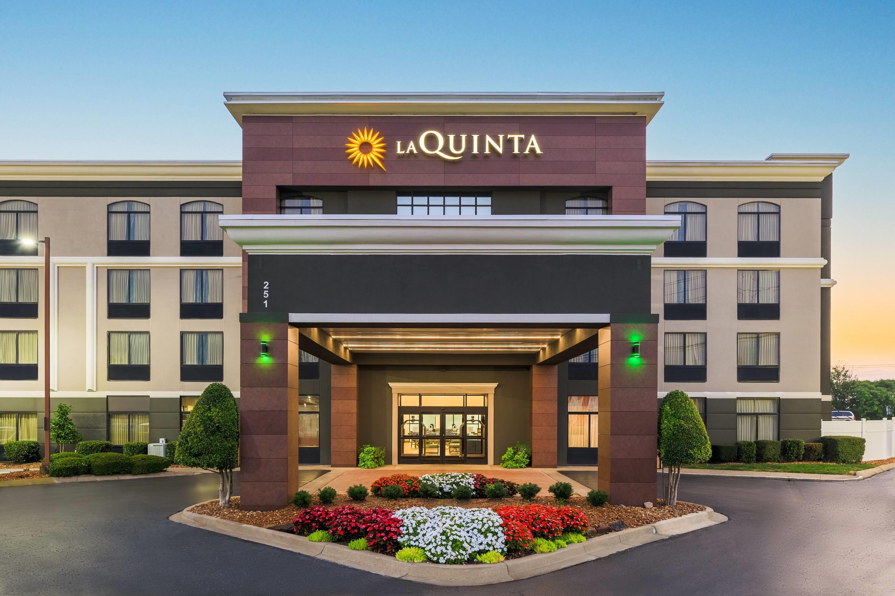 Exterior | La Quinta Inn & Suites by Wyndham Clarksville