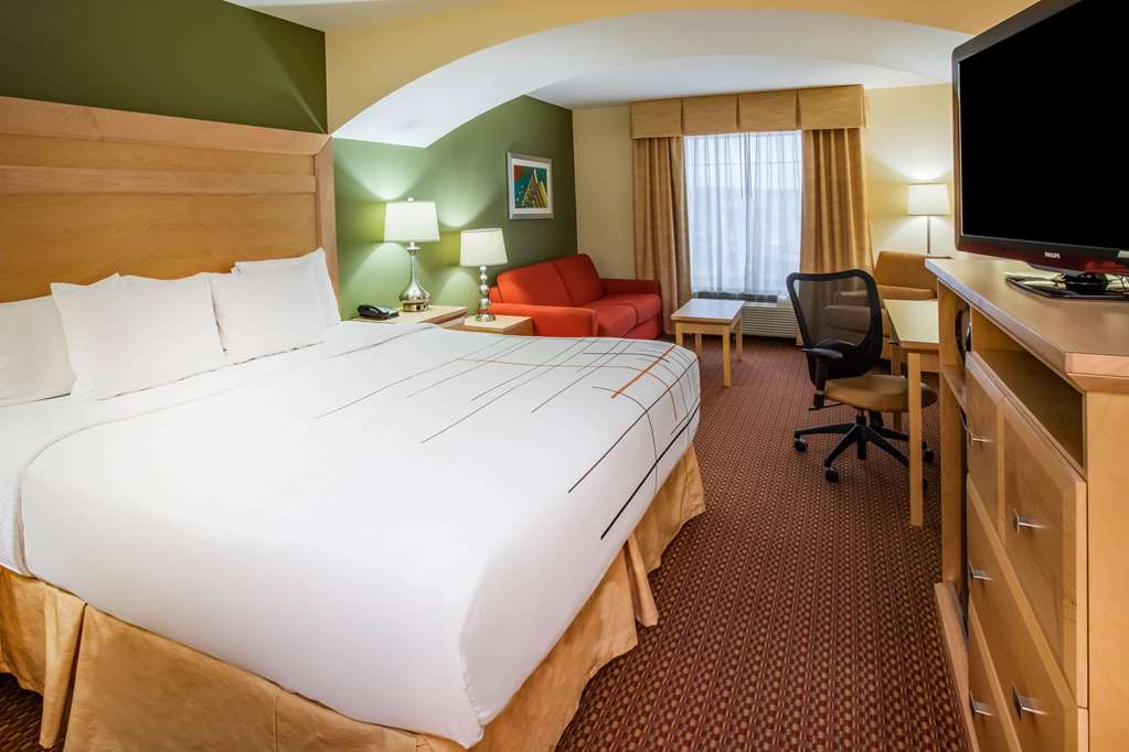 La Quinta Inn & Suites by Wyndham Rochester Mayo Clinic S - Tap to explore photos