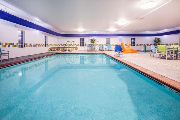 Pool - La Quinta Inn & Suites Rochester