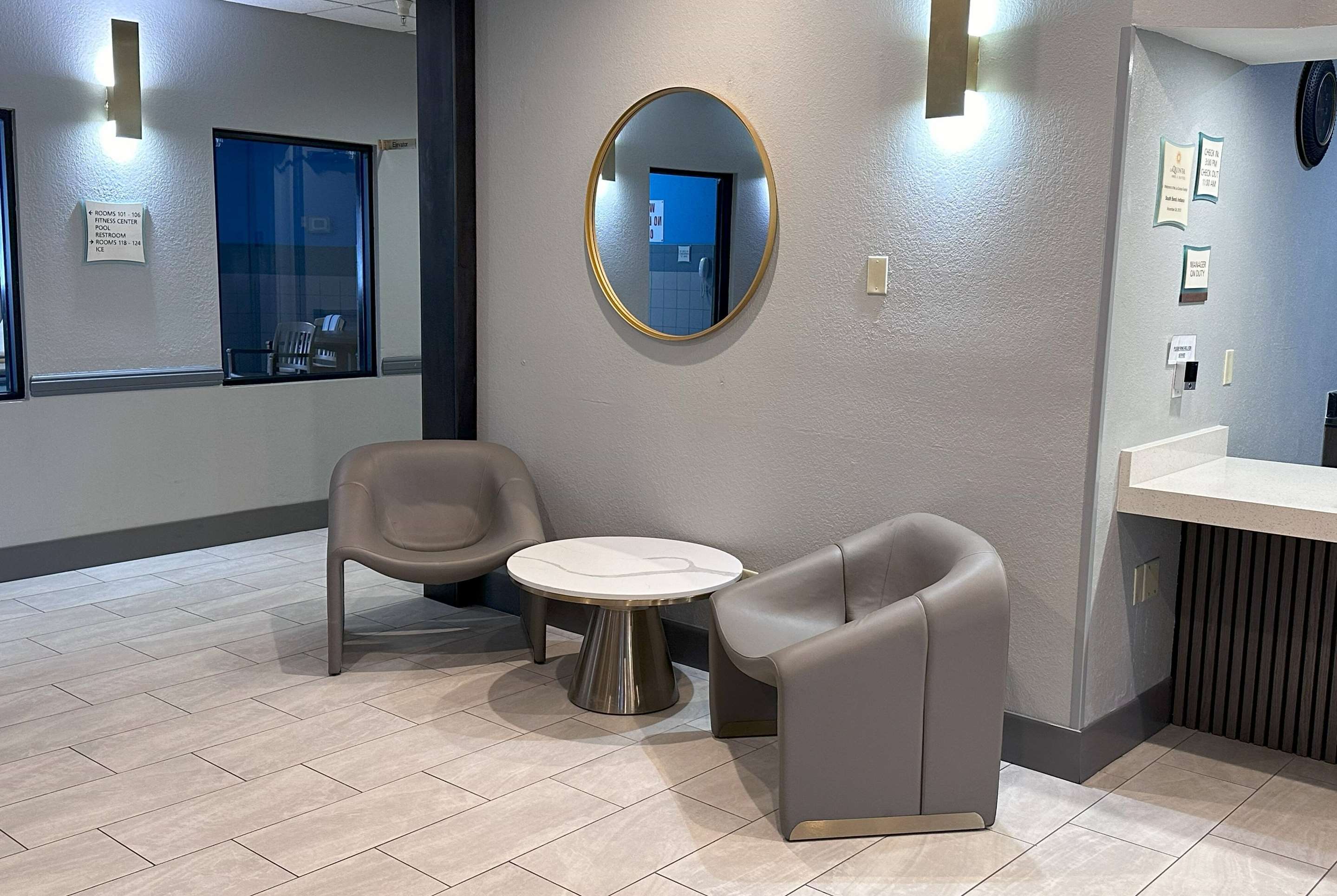 Lobby | La Quinta Inn & Suites by Wyndham South Bend