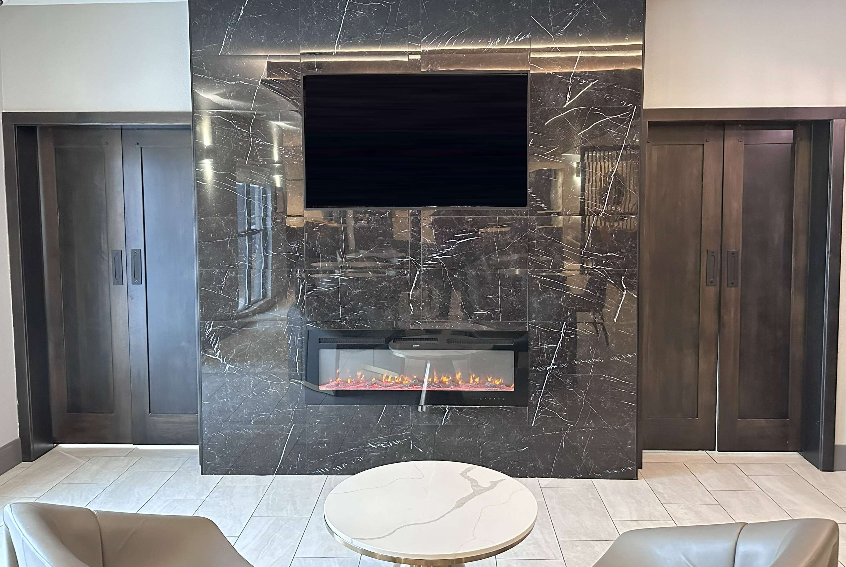 Lobby | La Quinta Inn & Suites by Wyndham South Bend