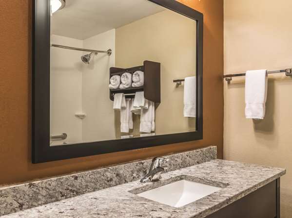  - La Quinta Inn & Suites Central Papermill Knoxville - I-40 & I-75, Exit 383