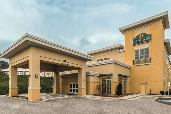 Exterior view - La Quinta Inn & Suites Central Papermill Knoxville - I-40 & I-75, Exit 383