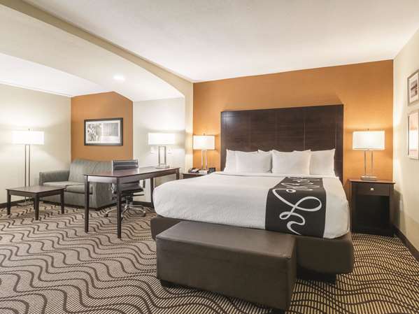  - La Quinta Inn & Suites Central Papermill Knoxville - I-40 & I-75, Exit 383