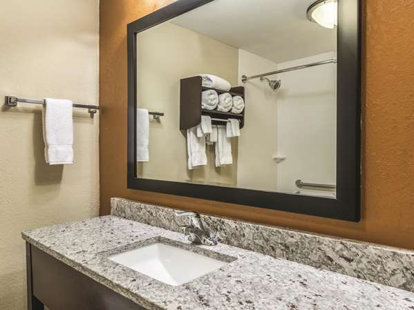  - La Quinta Inn & Suites Central Papermill Knoxville - I-40 & I-75, Exit 383