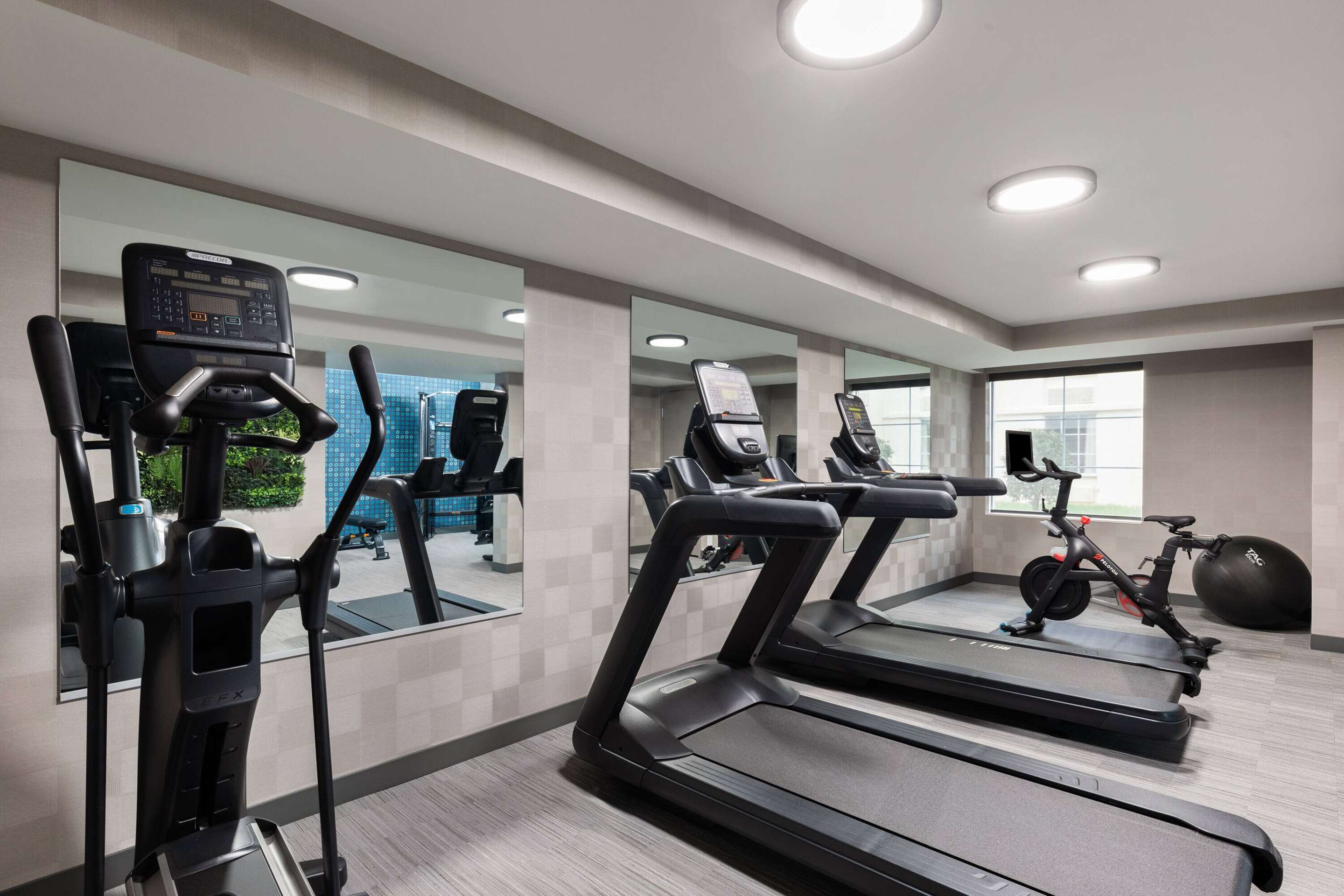 Health club fitness center gym | La Quinta by Wyndham Knoxville Central Papermill