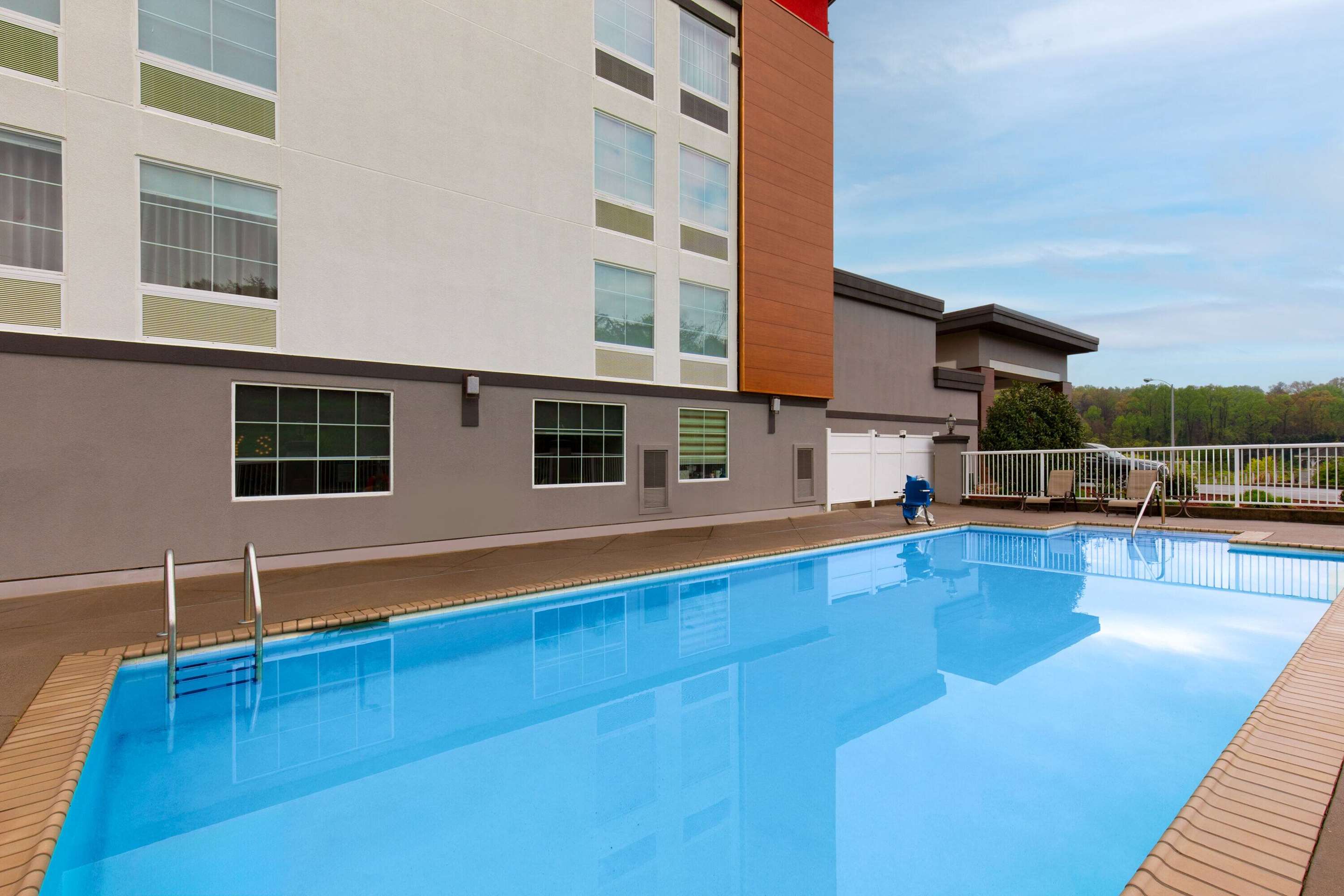 Pool | La Quinta by Wyndham Knoxville Central Papermill