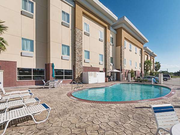 Pool - La Quinta Inn & Suites Mathis