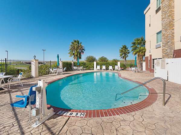 Pool - La Quinta Inn & Suites Mathis
