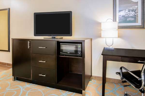  - La Quinta Inn & Suites Clinton