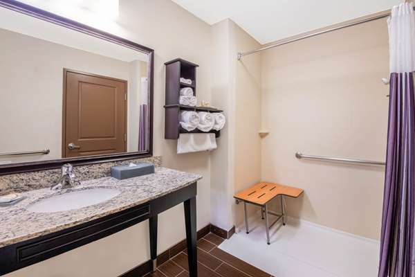  - La Quinta Inn & Suites Clinton