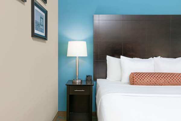  - La Quinta Inn & Suites Clinton