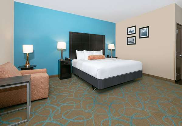  - La Quinta Inn & Suites Clinton