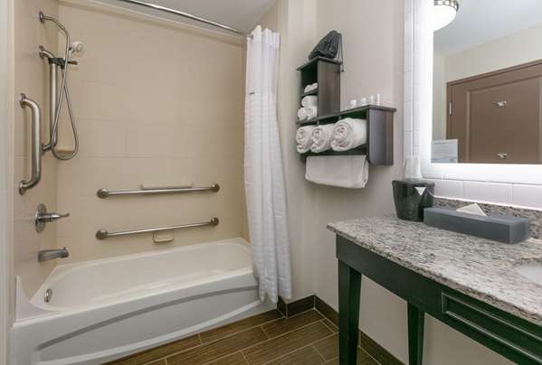  - La Quinta Inn & Suites Clinton