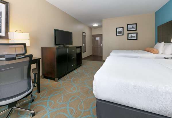  - La Quinta Inn & Suites Clinton