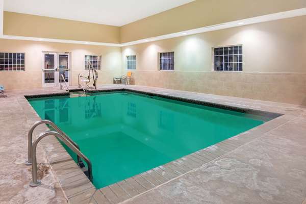 Pool - La Quinta Inn & Suites Clinton