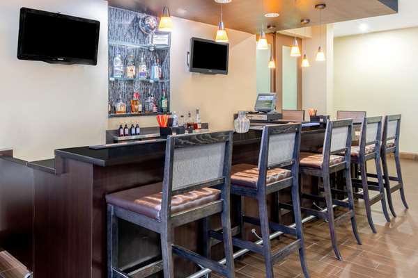 Bar - La Quinta Inn & Suites Clinton