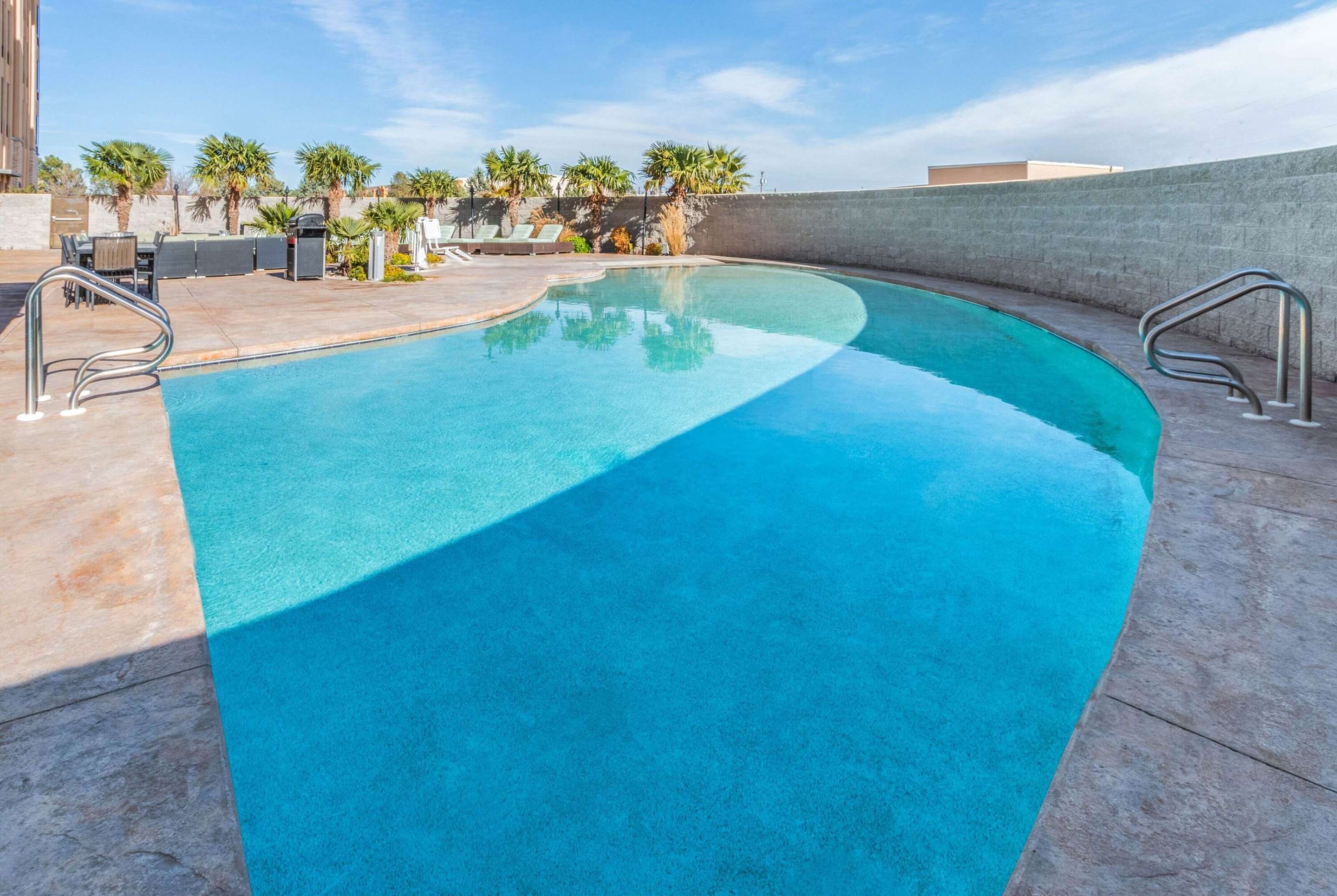 Pool | La Quinta Inn & Suites by Wyndham Carlsbad