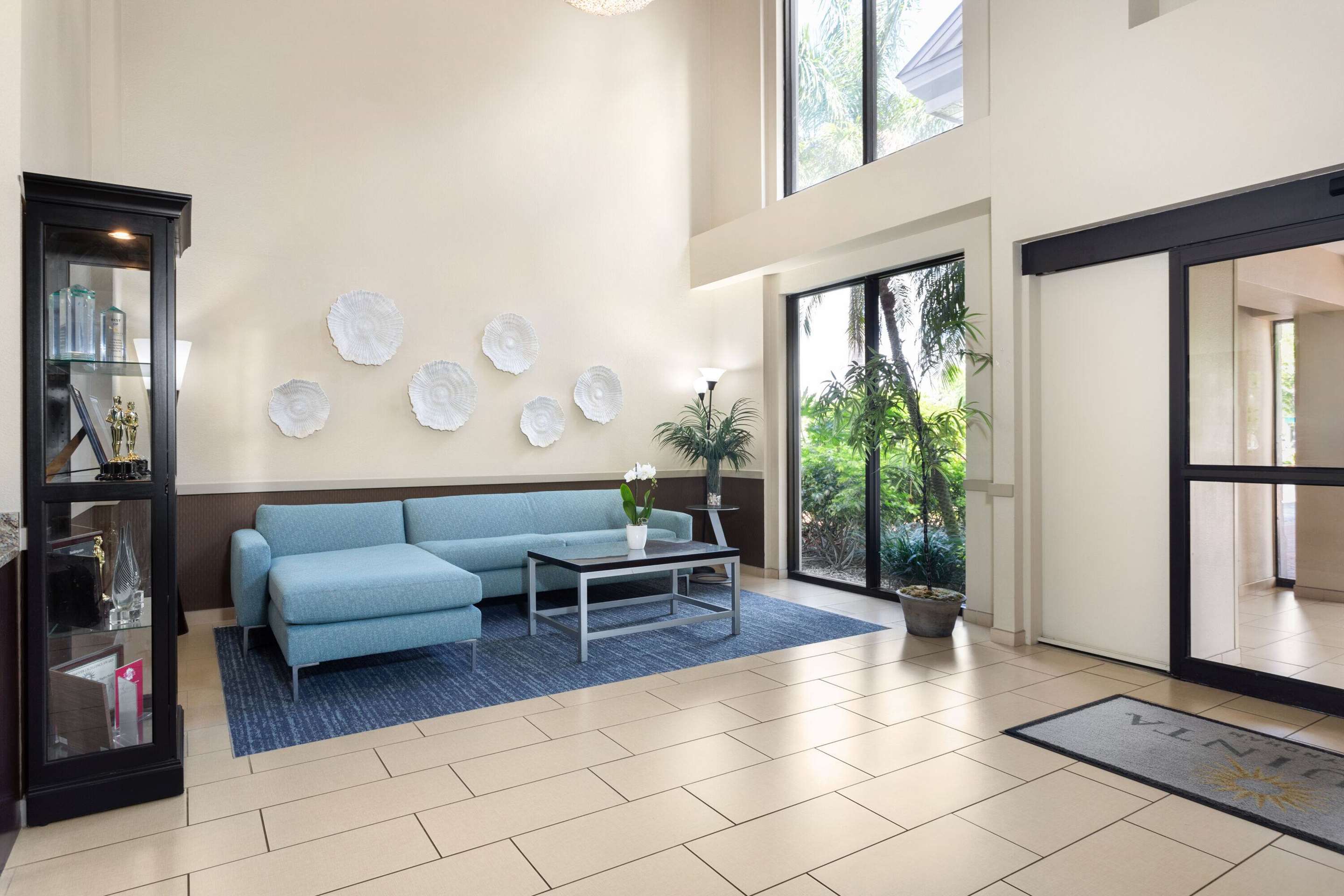 Lobby | La Quinta Inn & Suites by Wyndham Bonita Springs Naples N.