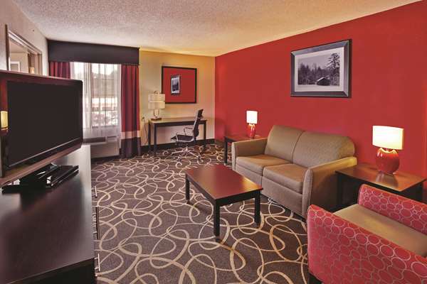  - La Quinta Inn & Suites Summersville