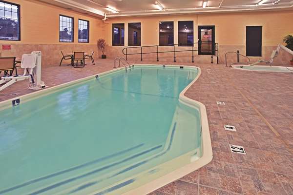 Pool - La Quinta Inn & Suites Summersville