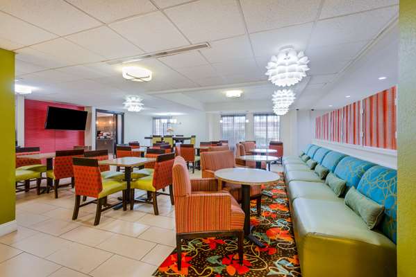  - La Quinta Inn & Suites Summersville