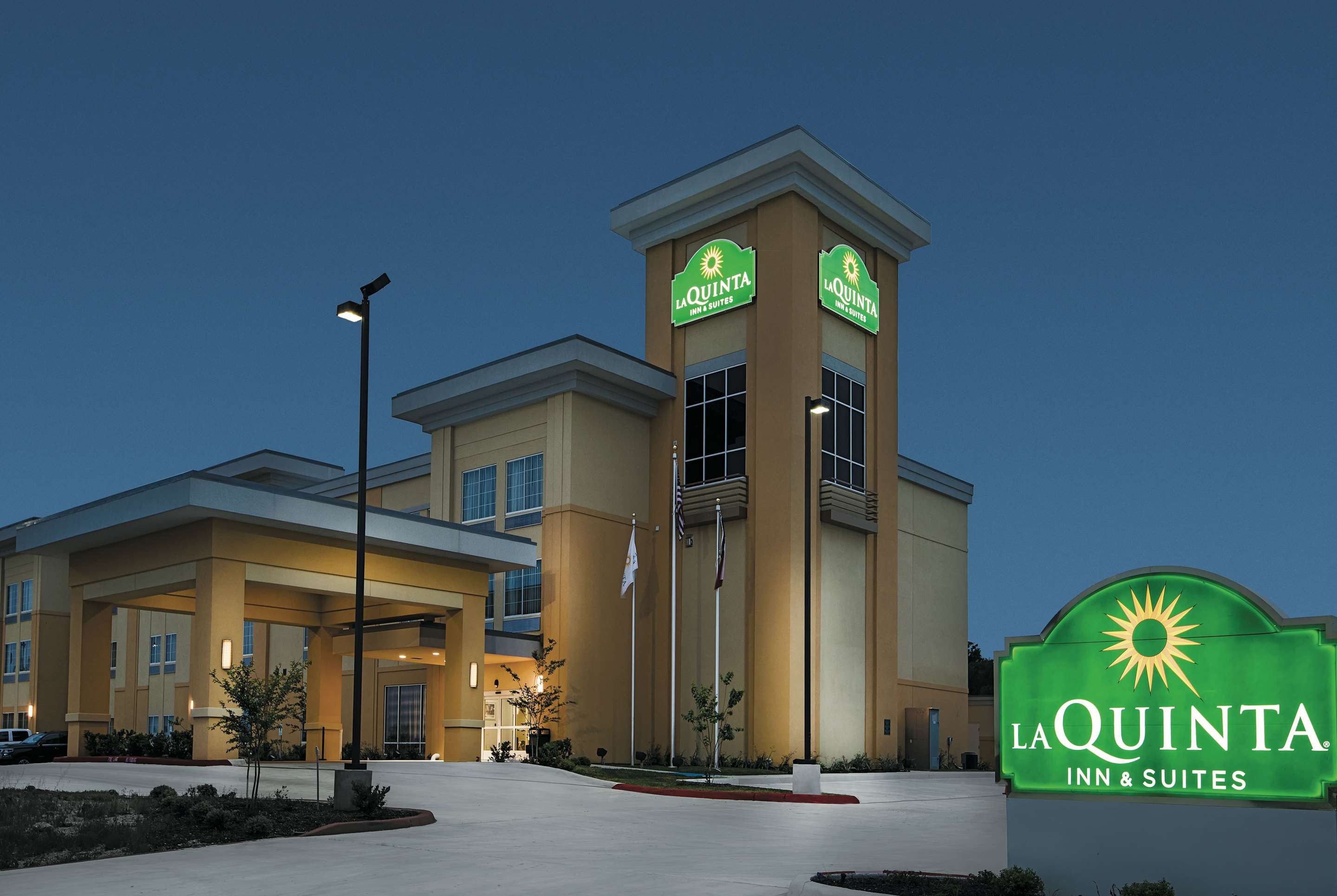 Exterior | La Quinta Inn & Suites by Wyndham Karnes City - Kenedy