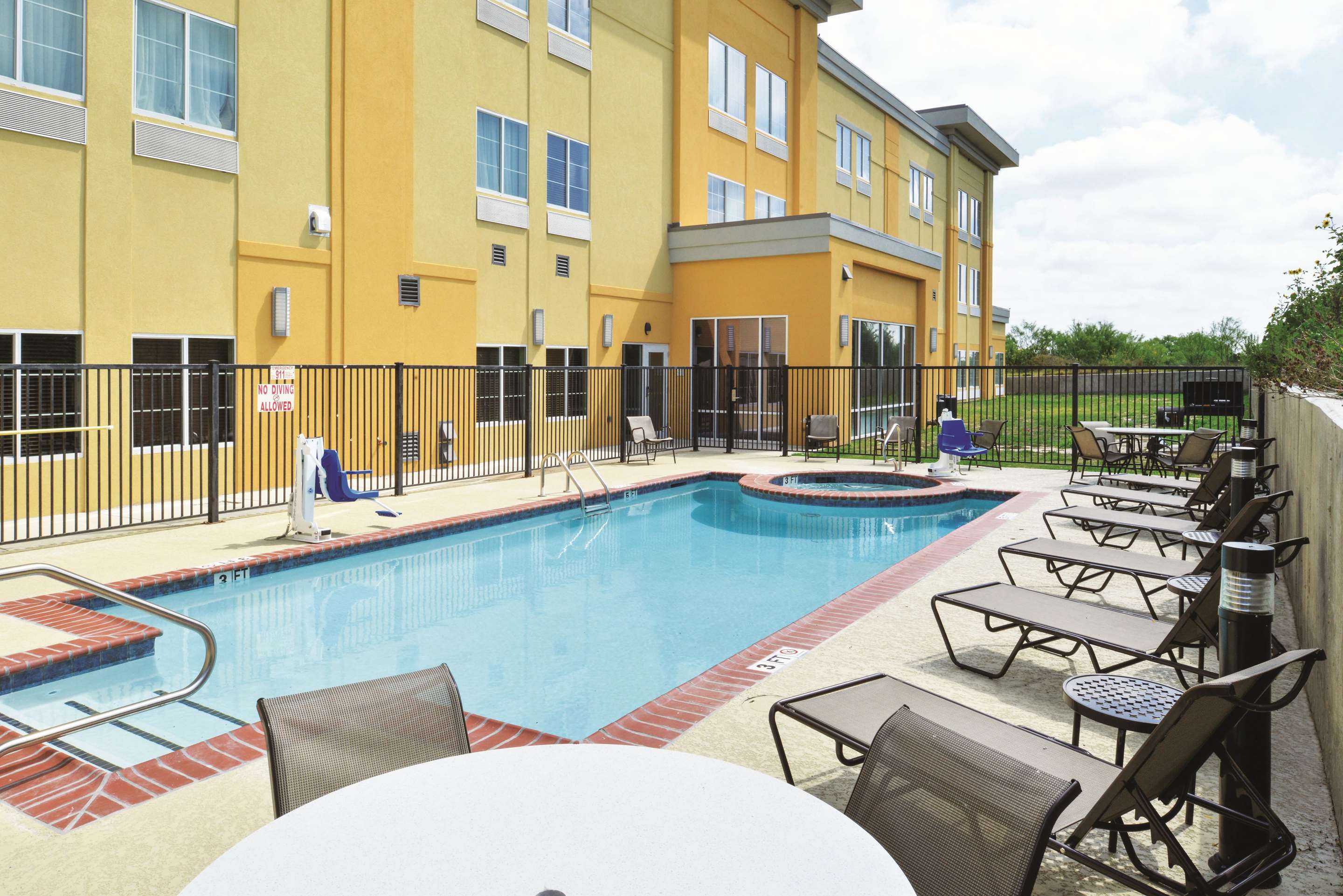 Pool | La Quinta Inn & Suites by Wyndham Karnes City - Kenedy