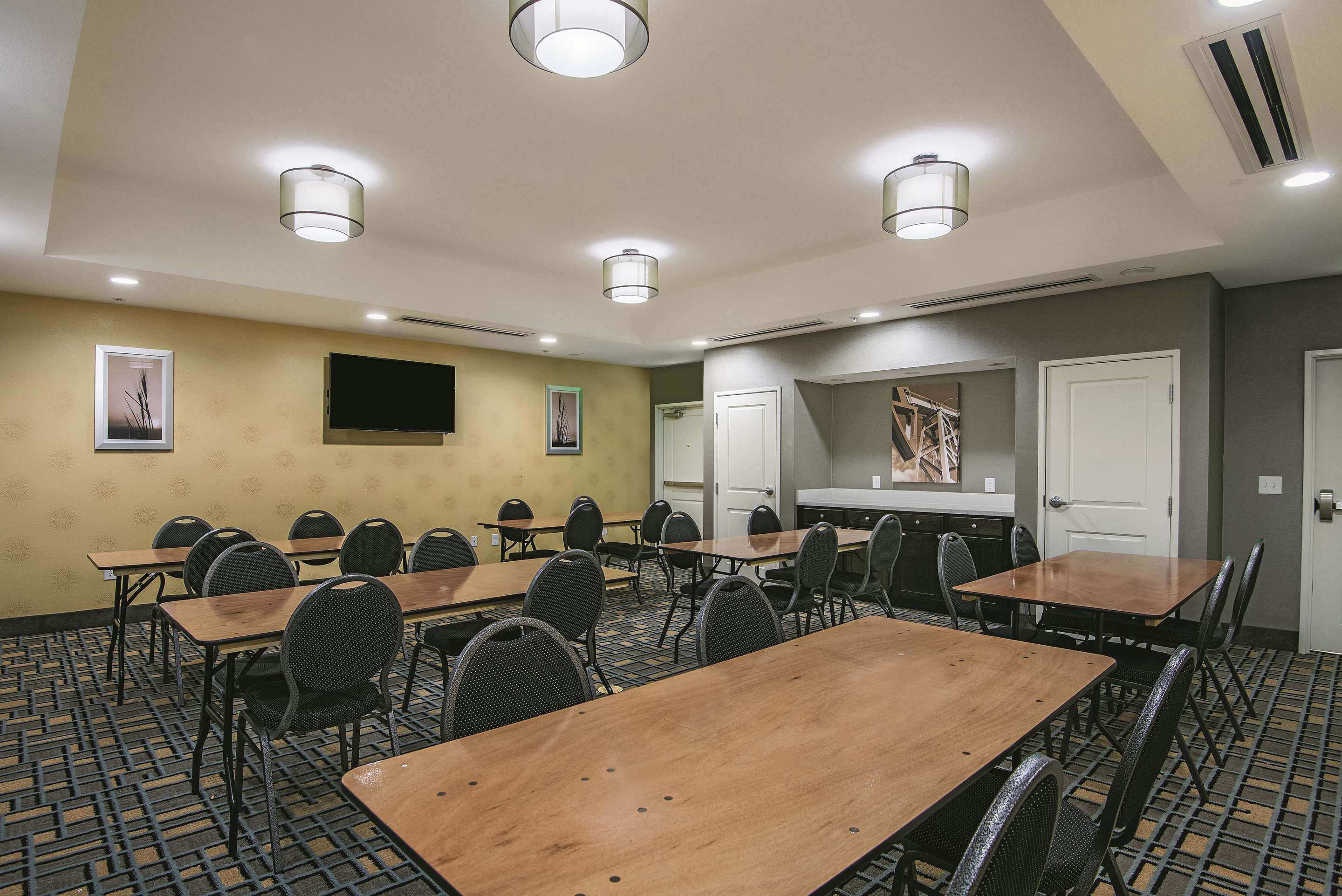 Meeting Room | La Quinta Inn & Suites by Wyndham Karnes City - Kenedy