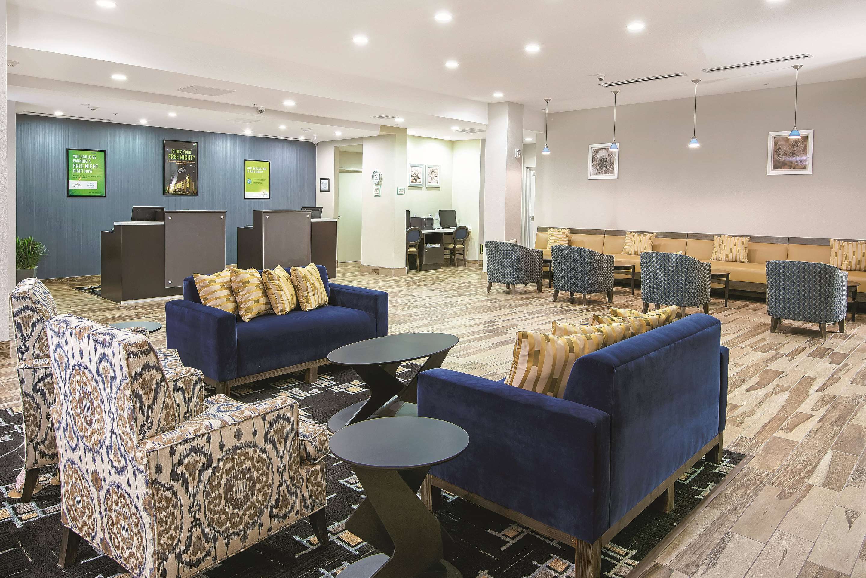Lobby | La Quinta Inn & Suites by Wyndham Karnes City - Kenedy