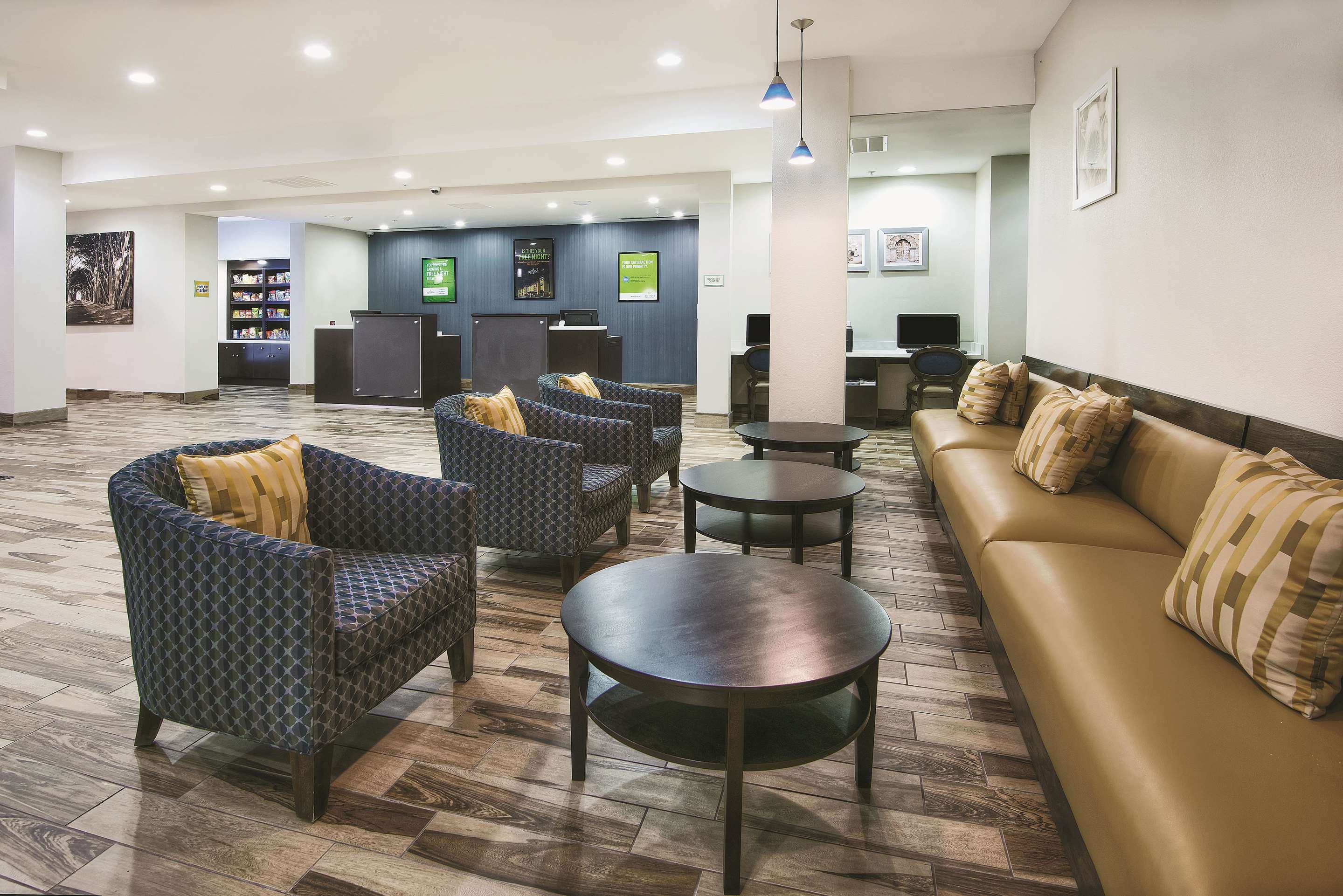 Lobby | La Quinta Inn & Suites by Wyndham Karnes City - Kenedy