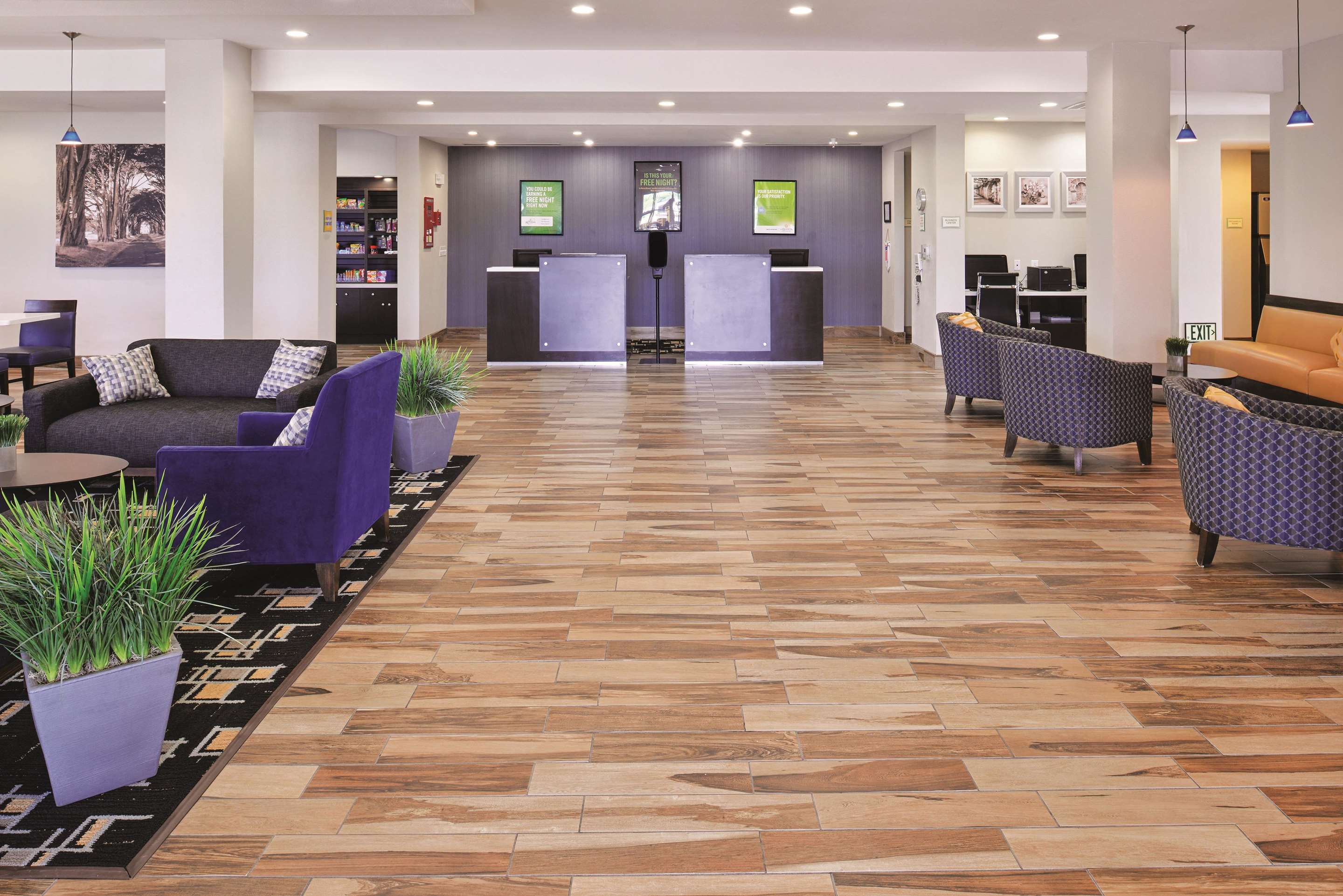 Lobby | La Quinta Inn & Suites by Wyndham Karnes City - Kenedy