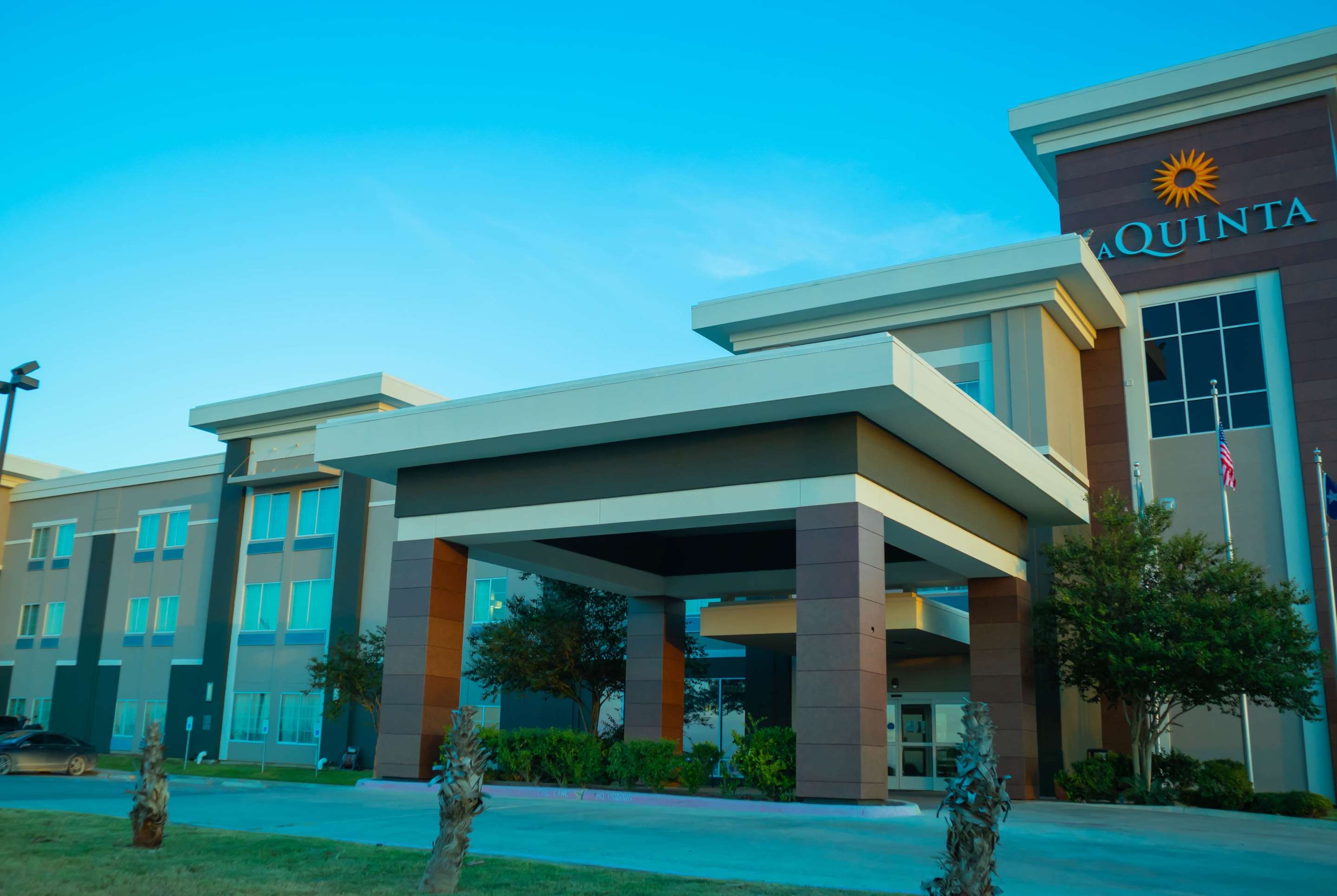Exterior | La Quinta Inn & Suites by Wyndham Karnes City - Kenedy