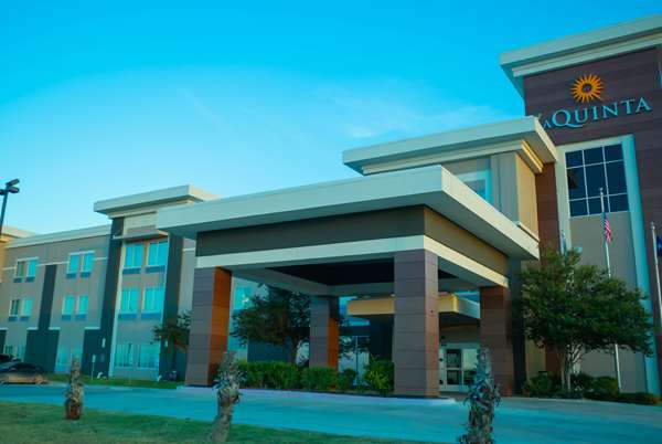 Exterior view - La Quinta Inn & Suites Karnes City