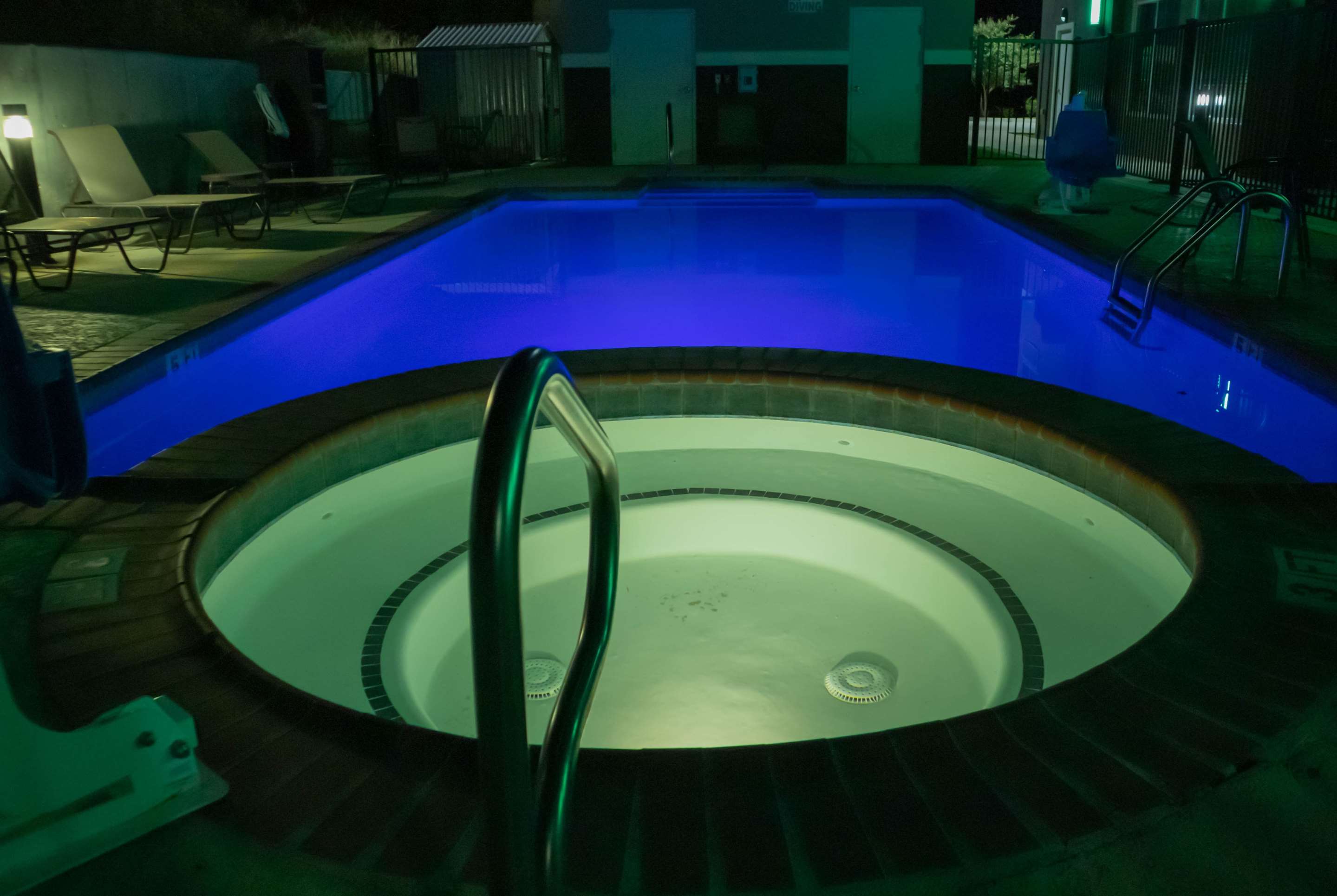 Pool | La Quinta Inn & Suites by Wyndham Karnes City - Kenedy