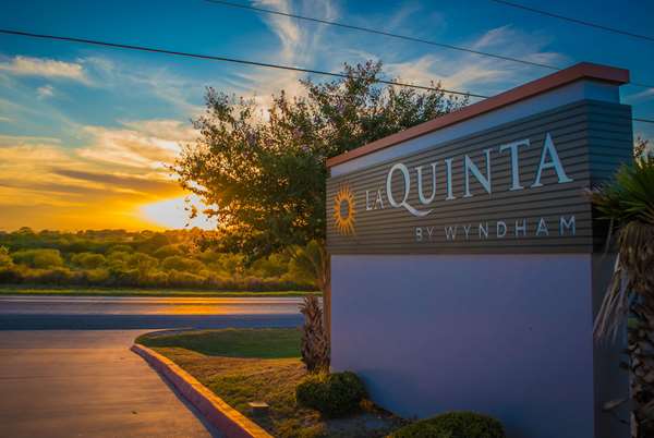 Exterior view - La Quinta Inn & Suites Karnes City