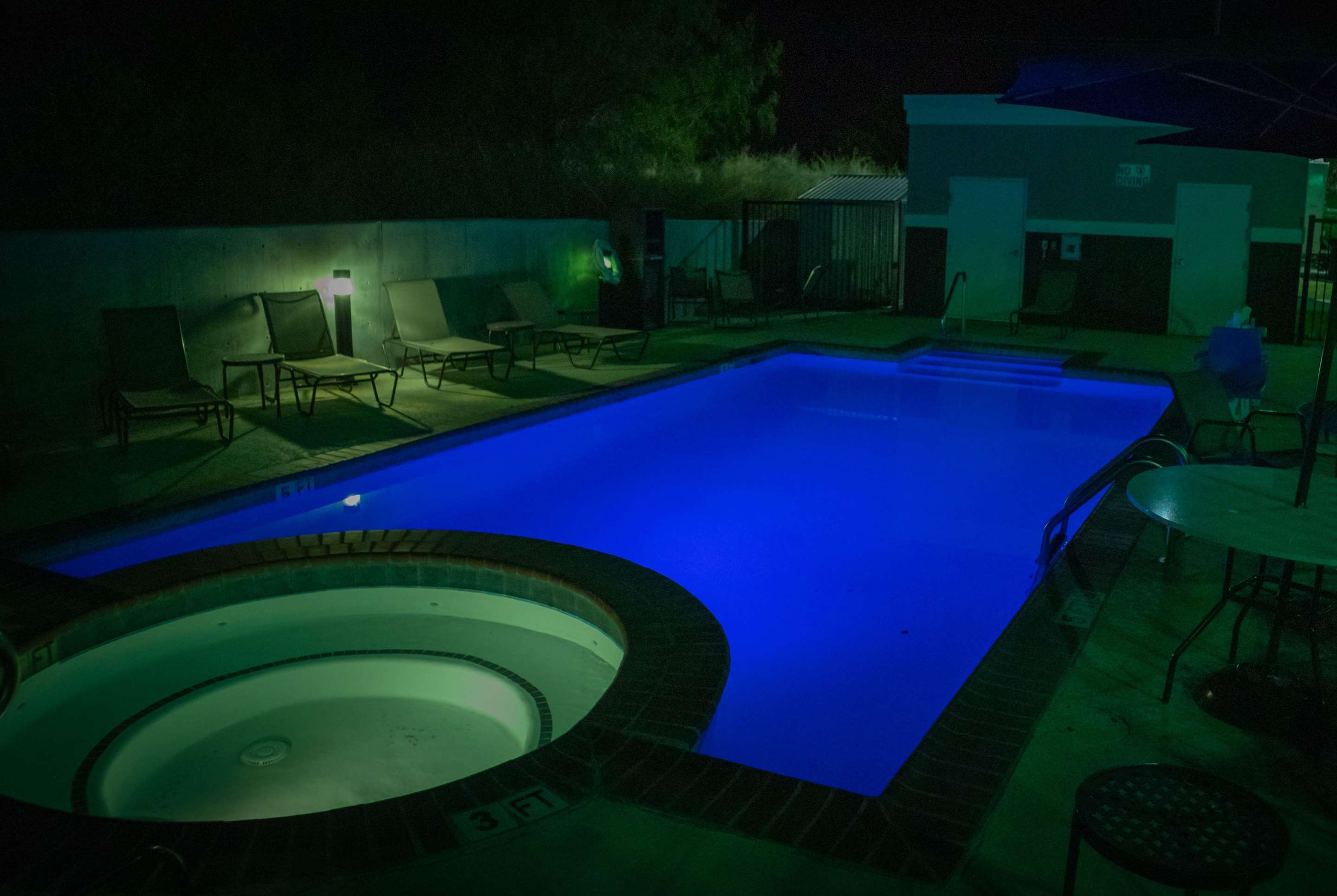 Pool | La Quinta Inn & Suites by Wyndham Karnes City - Kenedy
