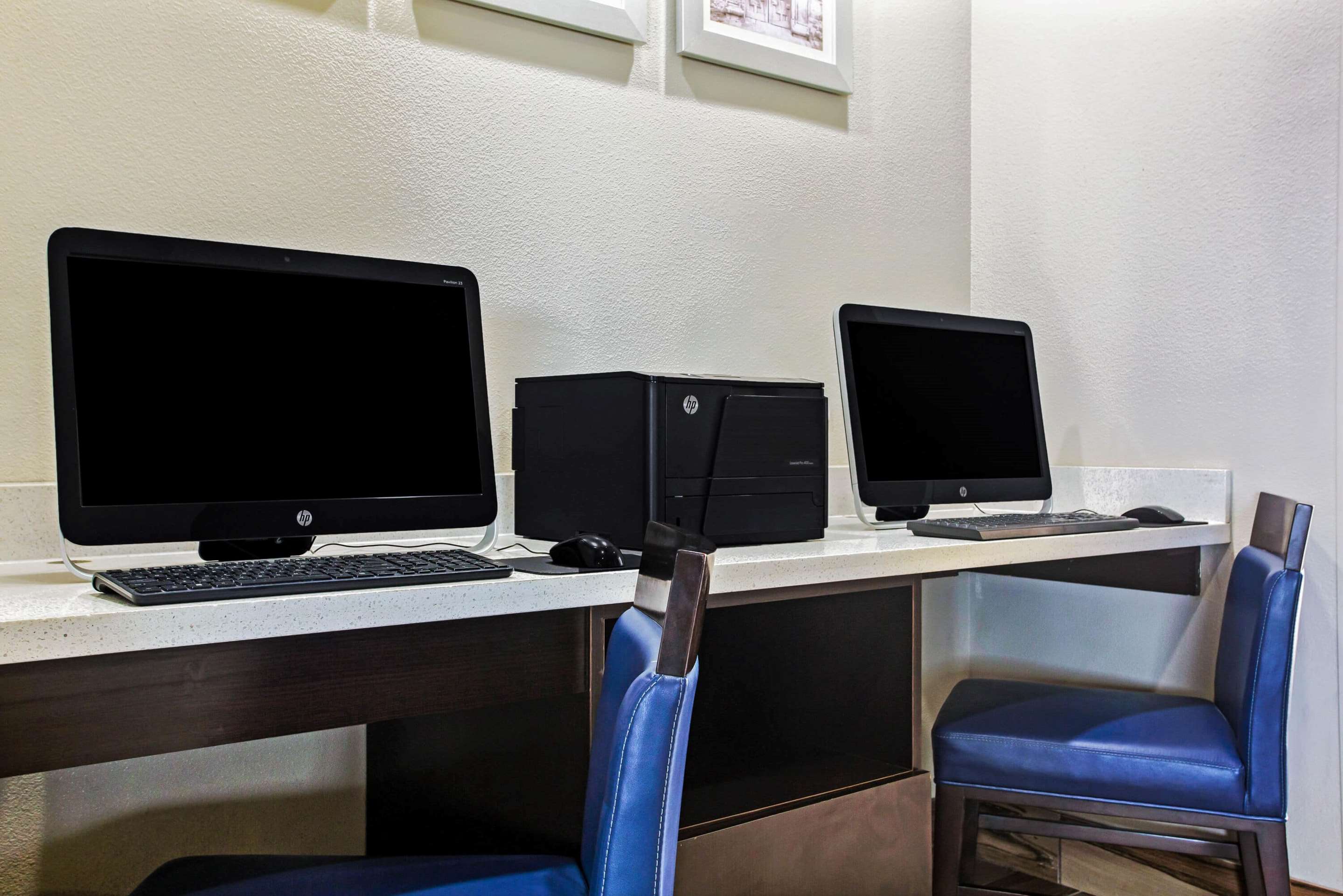 Business Center | La Quinta Inn & Suites by Wyndham Karnes City - Kenedy