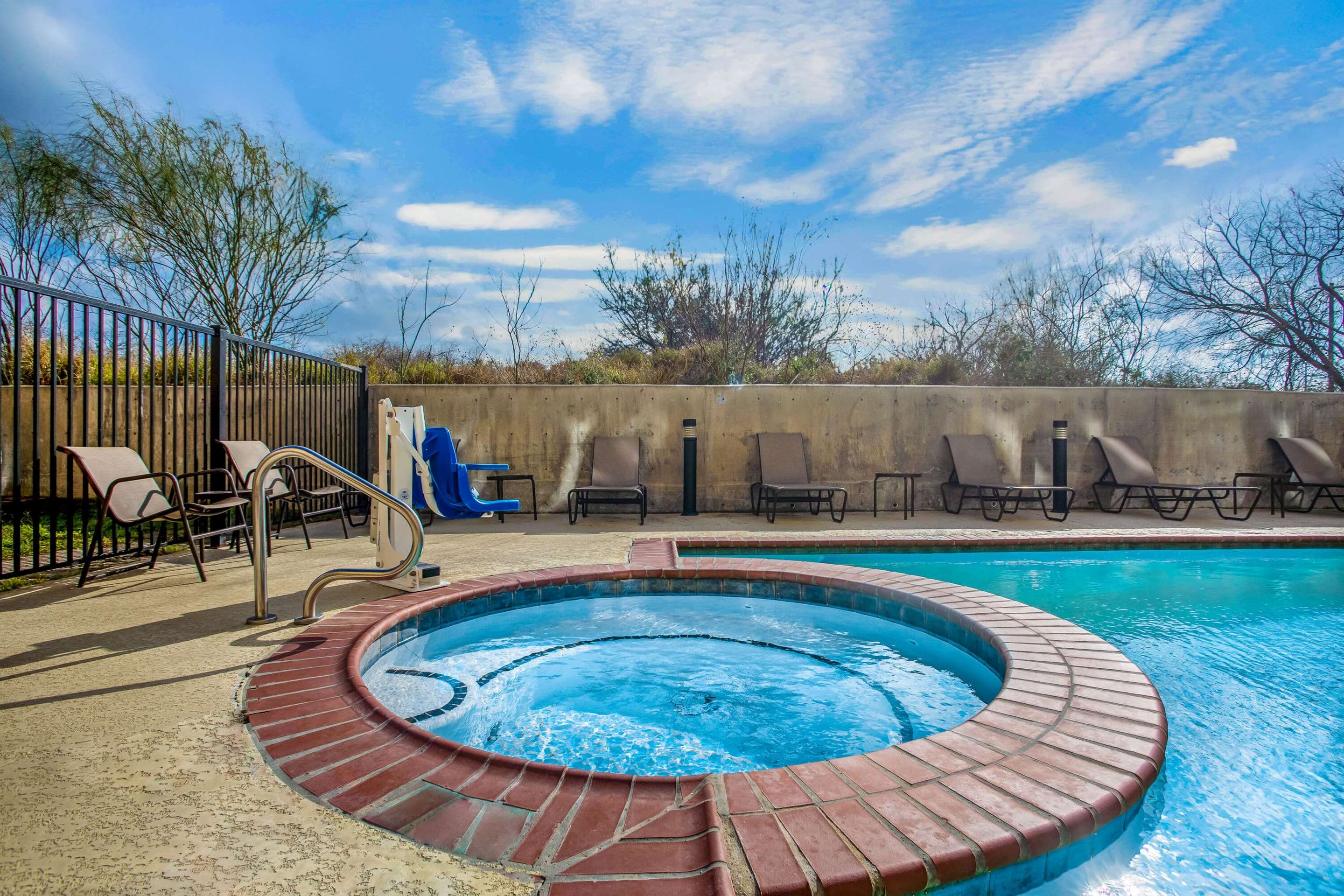 Pool | La Quinta Inn & Suites by Wyndham Karnes City - Kenedy