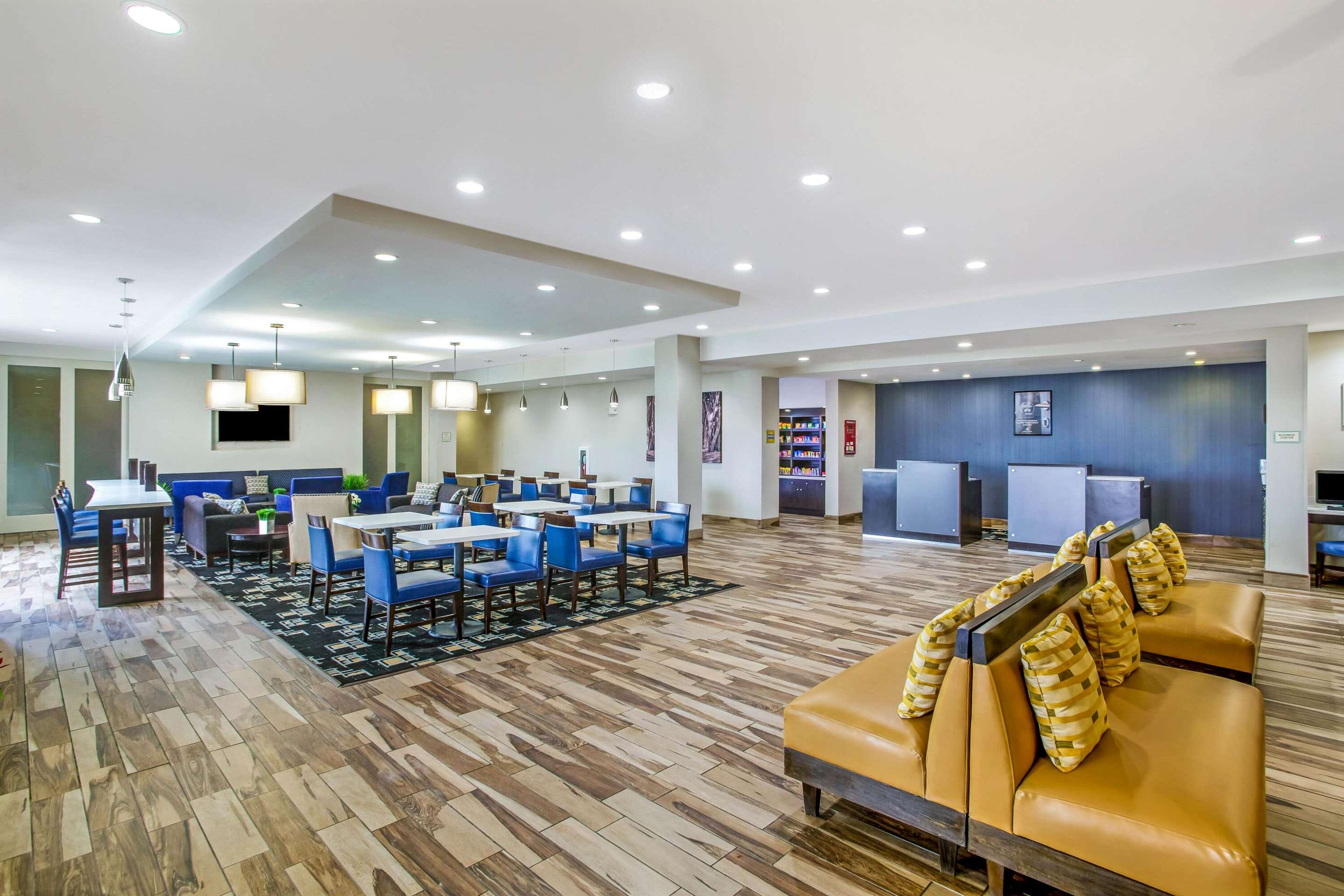 Lobby | La Quinta Inn & Suites by Wyndham Karnes City - Kenedy