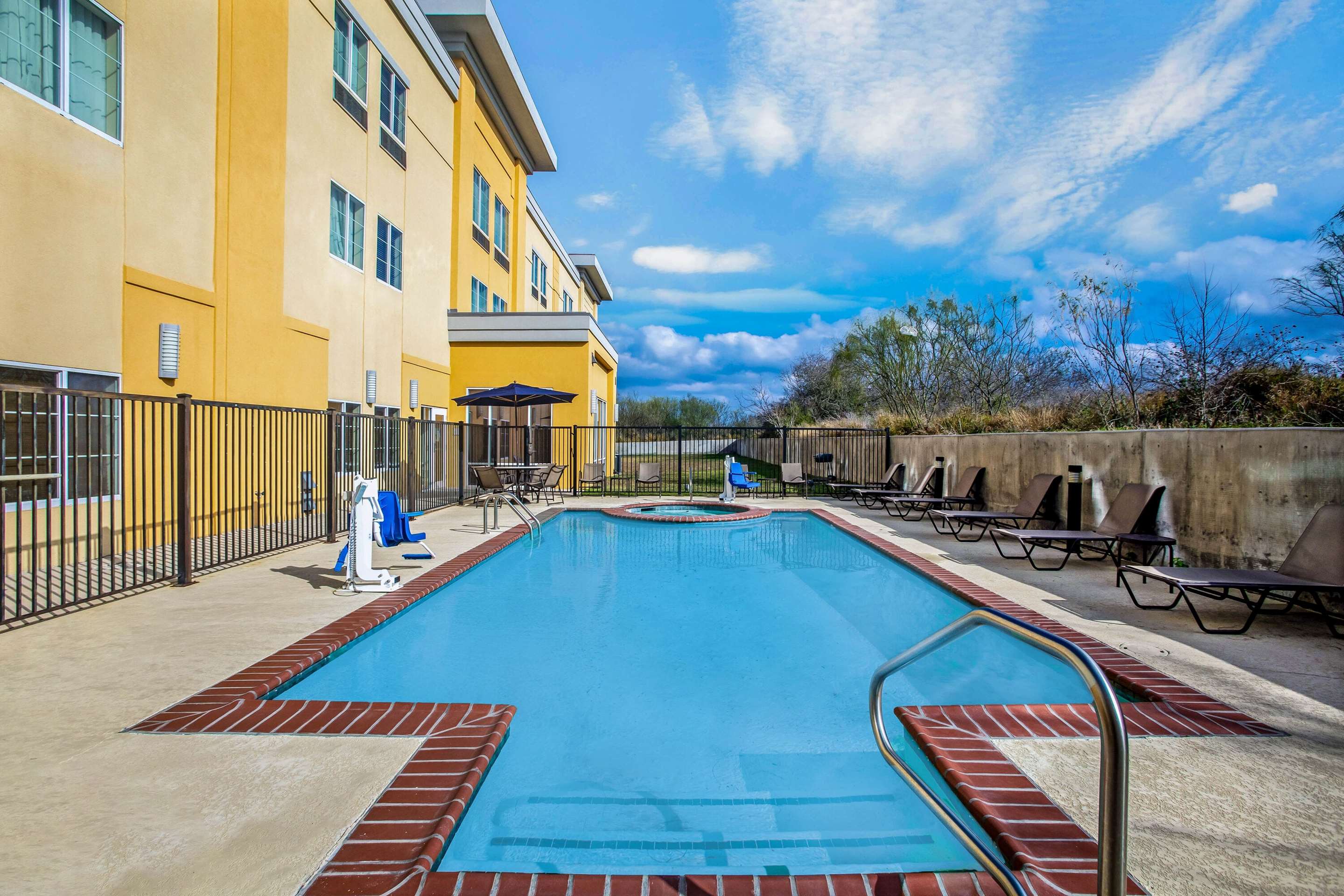 Pool | La Quinta Inn & Suites by Wyndham Karnes City - Kenedy