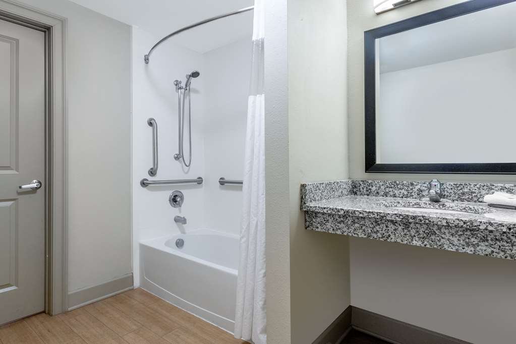 LA QUINTA INN STE OCEAN CITY-guestroom-Guest Room,Bathroom,Accessibility,On-Site.jpg