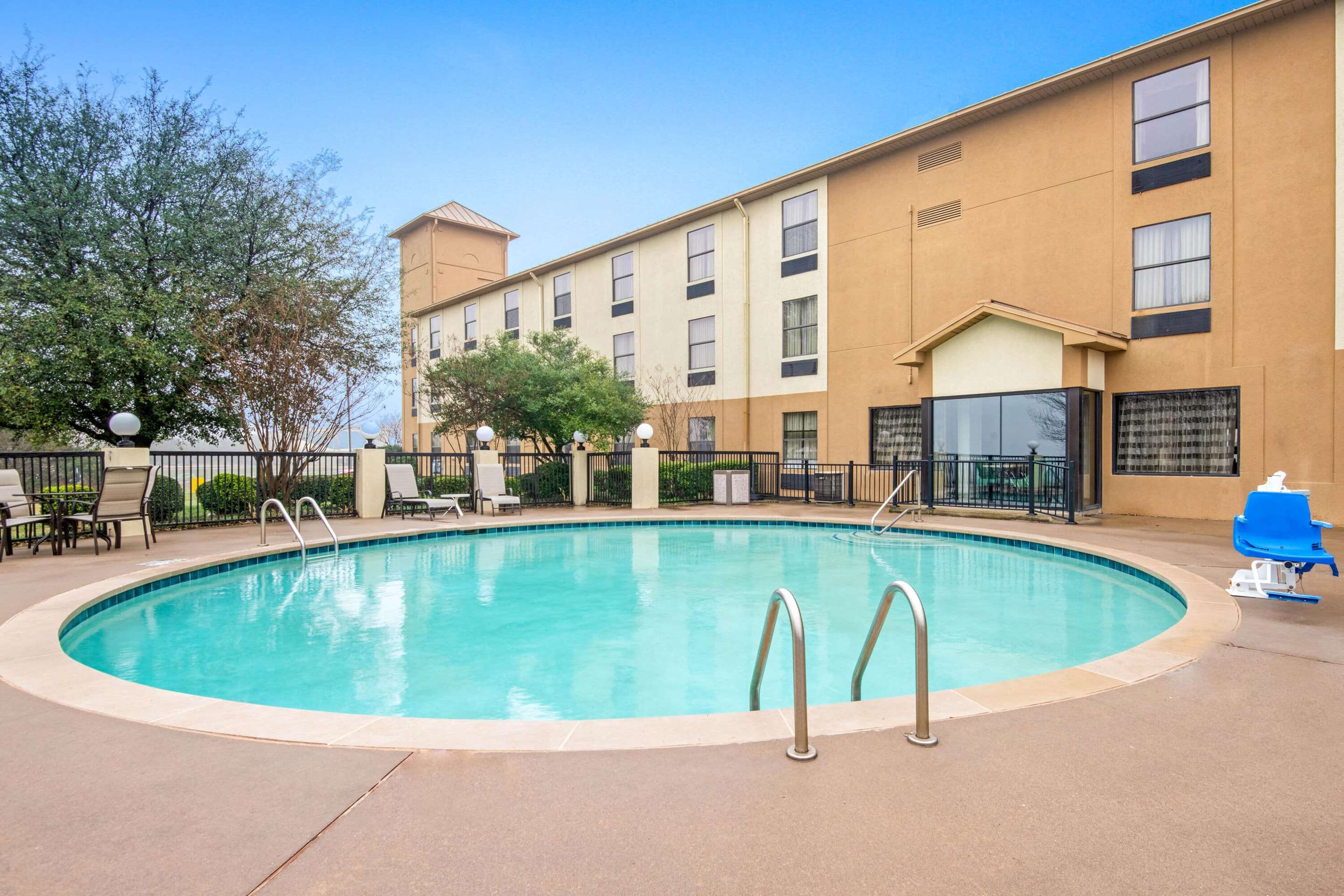 Pool | La Quinta Inn & Suites by Wyndham Denison - N. Lake Texoma