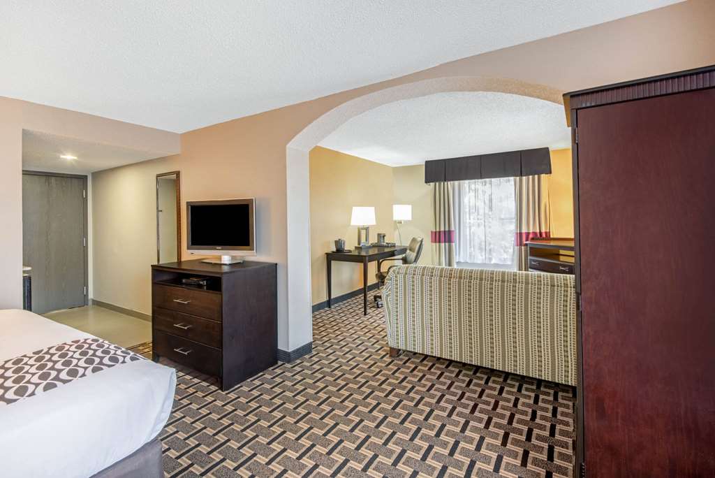 LA QUINTA INN STE NORTH LAKE TEXOMA-guestroom-Guest Room,Suite,On-Site.jpg